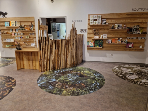 Espace d'accueil à la maison de la réserve naturelle de l'étang Noir