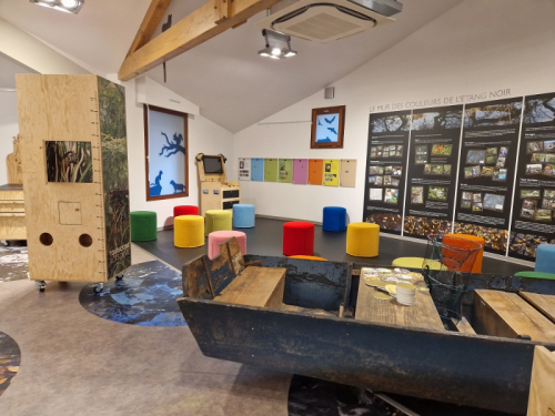Vue sur l'exposition inter-active à l'intérieur de la maison d'accueil de la réserve naturelle de l'étang Noir