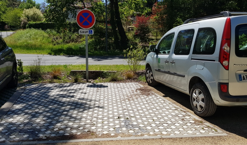 Vue de la place PMR sur la parking de la réserve naturelle de l'étang Noir