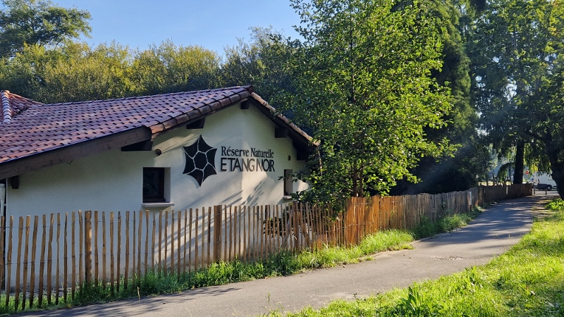 Maison d'accueil de la réserve naturelle de l'étang Noir vue depuis la piste cyclable