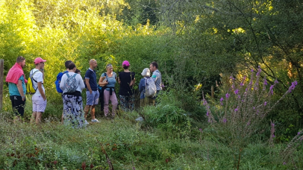 Garde naturaliste avec du public au départ d'une visite accompagnée de la réserve naturelle de l'étang Noir